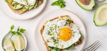 tost z awokado i jajkiem