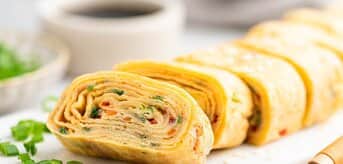 Omlet tamagoyaki zawinięty w rulonik z wieloma warstwami - zdjęcie.