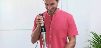 Mężczyzna blendujący szpinak za pomocą blendera Braun MultiQuick 9