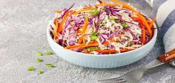 Surówka z kapusty białej i czerwonej, marchewki i szczypiorku