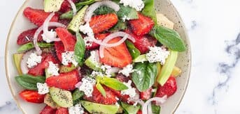 Truskawki w sałatce z cebulą, serkiem i awokado - zdjęcie.