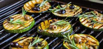 Grillująca się cukinia z oliwkami - zdjęcie.