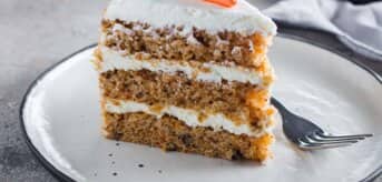 Kawałek ciastka marchewkowego - zdjęcie.