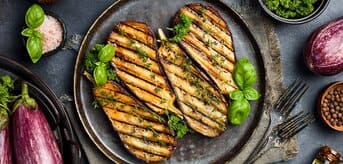 Grillowany bakłażan na talerzu - zdjęcie.