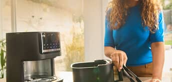 Kobieta korzystająca z MultiFry 5. - zdjęcie