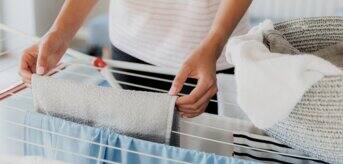 Rozwieszanie prania na suszarce w mieszkaniu - zdjęcie.