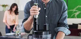 Mężczyzna blendujący orzechy nerkowca w blenderze Braun MultiQuick 9 - zdjęcie.