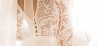 Kobieta w zdobionej koronkami i aplikacjami sukience ślubnej - zdjęcie