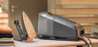 Żelazko z generatorem pary Braun CareStyle7Pro na desce do prasowania