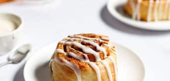 Cynamonki drożdżowe z lukrem. - zdjęcie