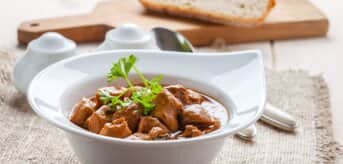 Potrawka forszmak z mięsem w ozdobnej misce z chlebem