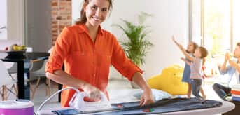 Matka naprasowująca aplikacje na ubrania