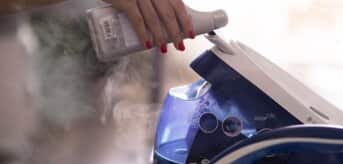 Wlewanie odkamieniacza do generatora pary - zdjęcie.