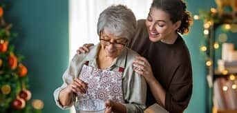 Babcia gotująca z dorosłą wnuczką - zdjęcie.