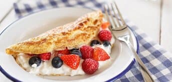 Omlet z serkiem i owocami - zdjęcie.