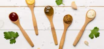 Rożne dodatki do domowego majonezu odmierzone na łyżeczkach