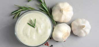 Sos aioli w miseczce z czosnkiem - zdjęcie.