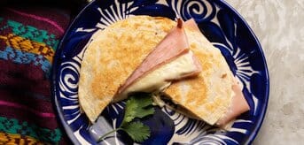 quesadilla z szynką i serem