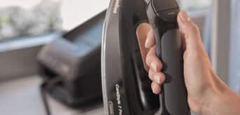 Dłoń trzymająca żelazko z generatorem pary Braun CareStyle7Pro - zdjęcie.