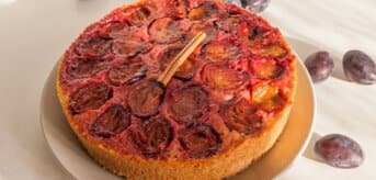 Ciasto z buraka i śliwkami - zdjęcie.