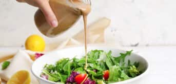 Polewanie sałatki domowym sosem