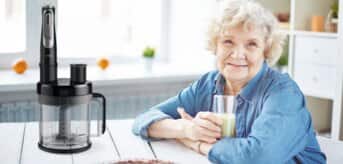 Babcia z ciastem i blenderem Braun MultiQuick