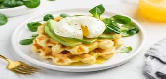 Gofry z jajkiem, awokado i roszponką - zdjęcie.