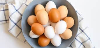 Jajka na talerzu i ściereczce - zdjęcie.