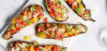 Pieczone bakłażany z warzywami. - zdjęcie