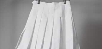 Plisowana krótka biała spódnica na wieszaku - zdjęcie.
