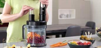 przygotowywanie koreczków koktajlowych na imprezę