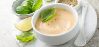 Sos tysiąca wysp z listkiem bazylii - zdjęcie.