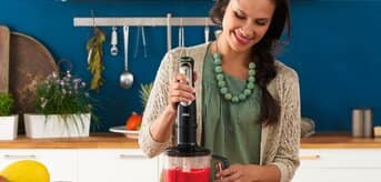 Kobieta ucierająca truskawki za pomocą blendera Braun Multiquick 9 - zdjęcie.