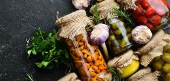 Zawekowane słoiki z warzywami i grzybami