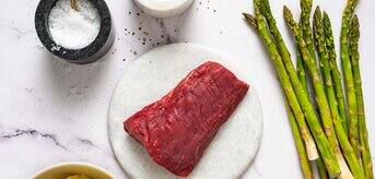 Kawałek surowej wołowiny, szparagi oraz sól i pieprz. - tytułowa