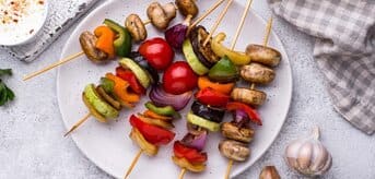 Wege szaszłyki na talerzu - zdjęcie.