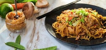 Makaron w stylu azjatyckim z masłem orzechowym - zdjęcie.