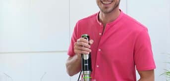 Mężczyzna blendujący dynie w blenderze Braun MultiQuick 9