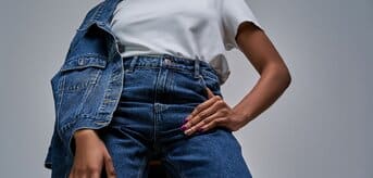 Kobieta w jeansach, kurtce jeasnowej i białym tshircie