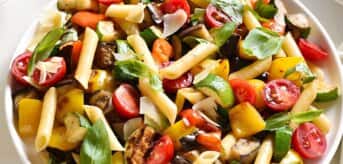 Sałatka z makaronem i warzywami - zdjęcie