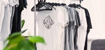 Wiszące na wieszaku tshirty z nadrukiem