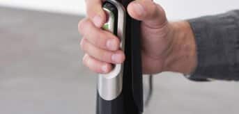 Blender Braun MultiQuick trzymany w dłoni