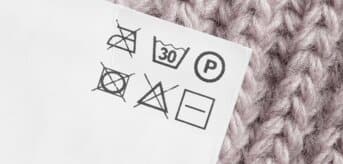 Metka z instrukcją prania wełnianego swetra - zdjęcie