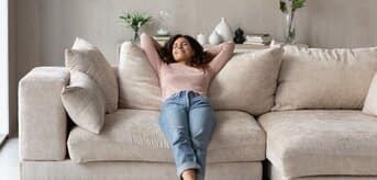 Kobieta odpoczywająca na kanapie