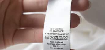 Oglądanie metki ubrania