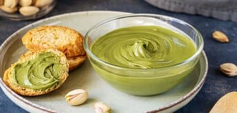 Masło orzechowe z pistacji z chlebkiem - zdjęcie.