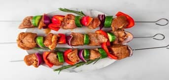 Szaszłyki z mięsem i warzywami - tytułowa.