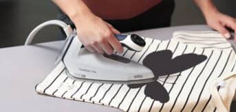 Prasowanie żelazkiem CareStyle 7 Pro t-shirtu z nadrukiem