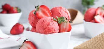 Domowe lody truskawkowe w nowoczesnym pucharku - tytułowa.