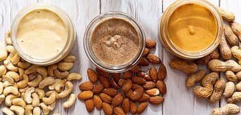 Domowe masła orzechowe z nerkowców, migdałów i orzeszków ziemnych - zdjęcie.